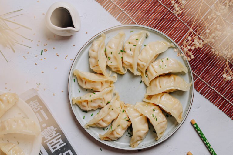 Vista cenital de gyozas en un plato redondo