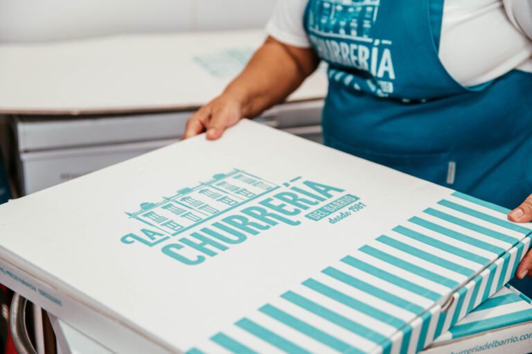 Caja de cartón de La Churrería para llevar churros