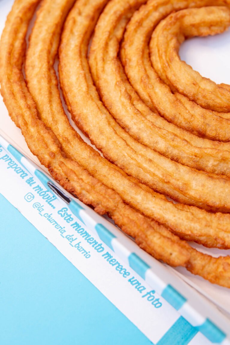 Churro en espiral sobre una bandeja azul