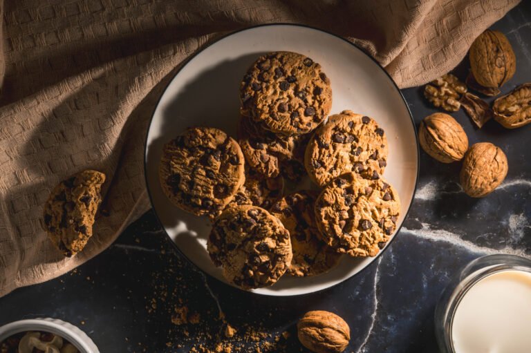 Galletas de chocolate y frutos secos en un plato