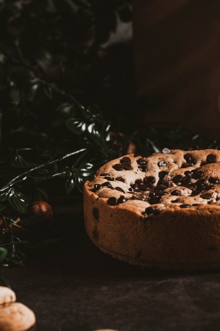 Tarta de chocolate con galleta sobre una caja de madera