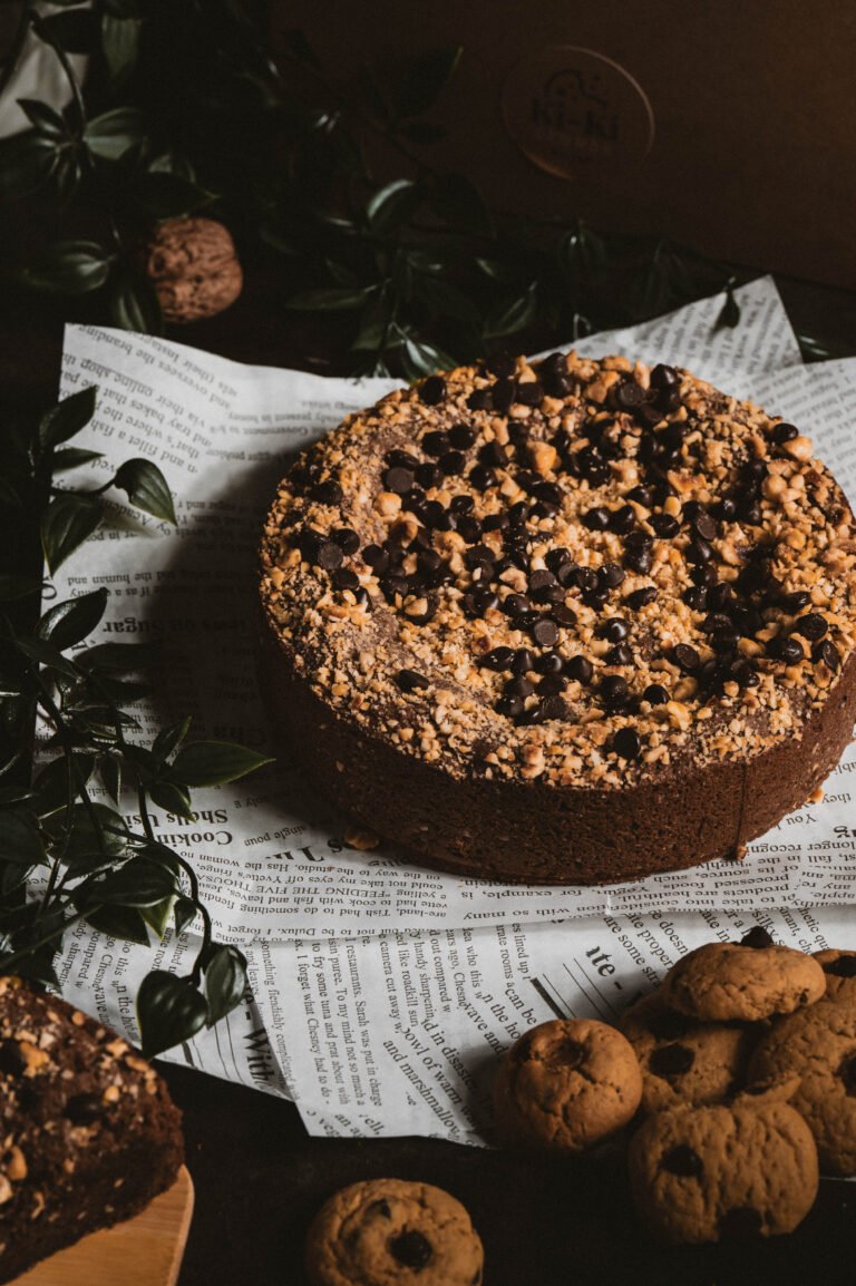 Tarta de chocolate con trozos de galleta sobre papel