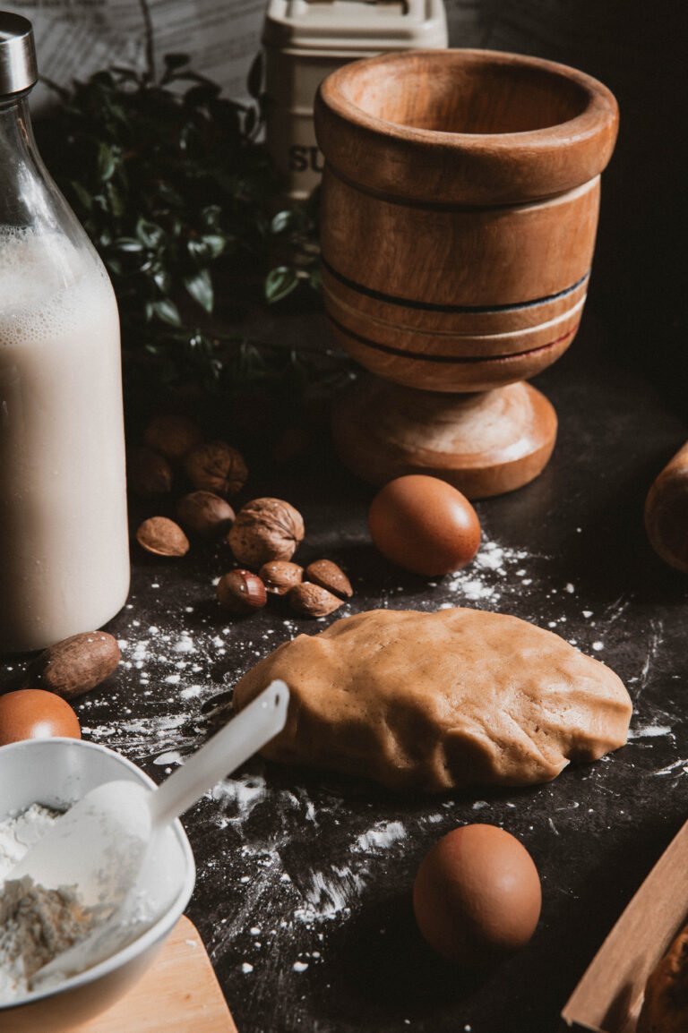 Masa de galletas con huevos, avellanas y un vaso de leche
