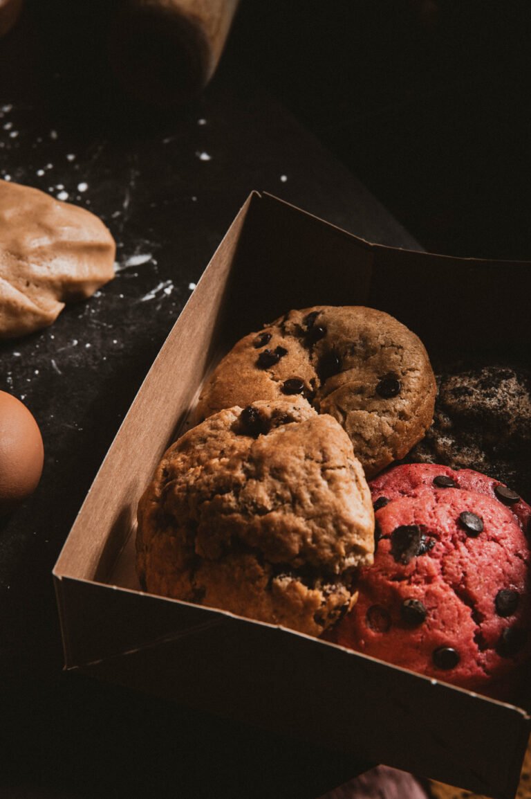 Caja de cartón con galletas rellenas de chocolate