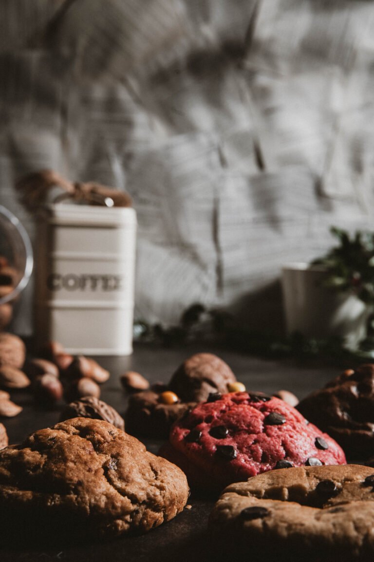 Galletas de chocolate junto a un bote de café