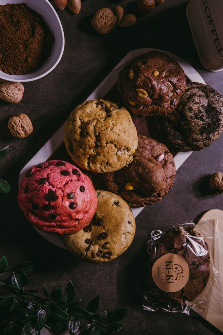Galletas de chocolate de colores sobre una bandeja