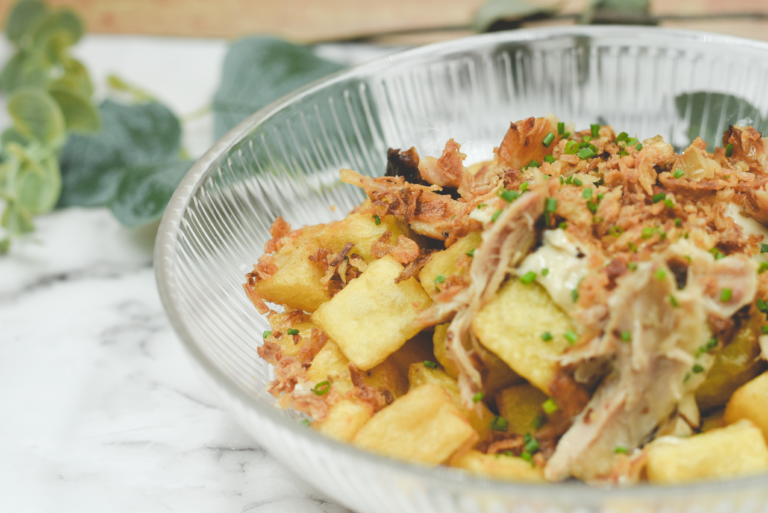 Ensalada de patata y verduras en un cuenco de cristal