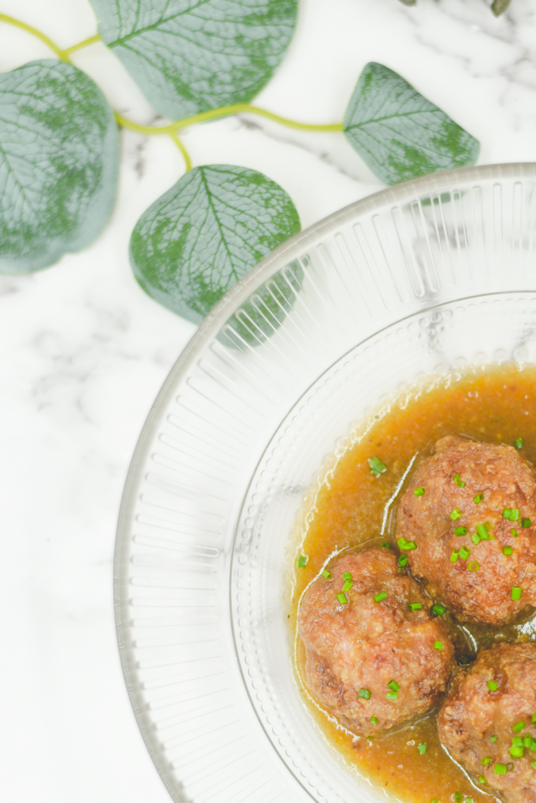 Albóndigas en caldo servidas en un plato de cristal