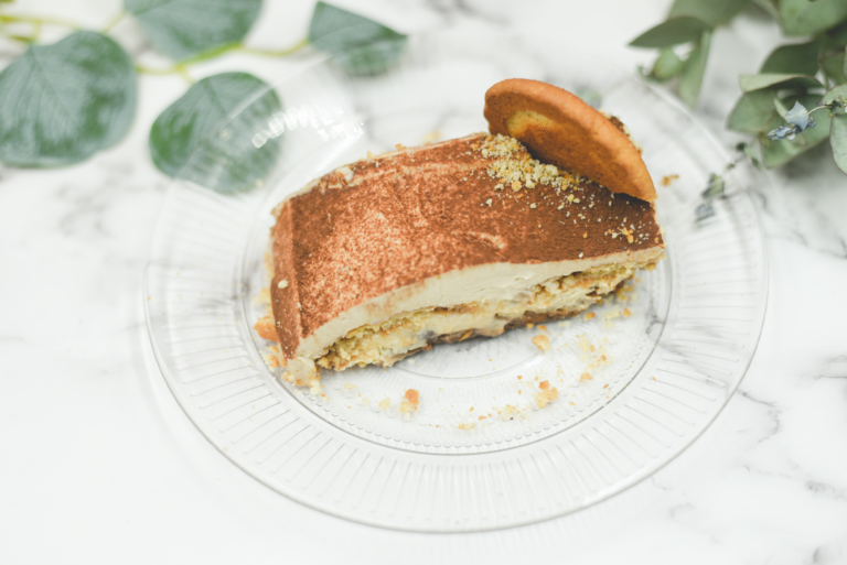 Porción de tarta servida en un plato de cristal