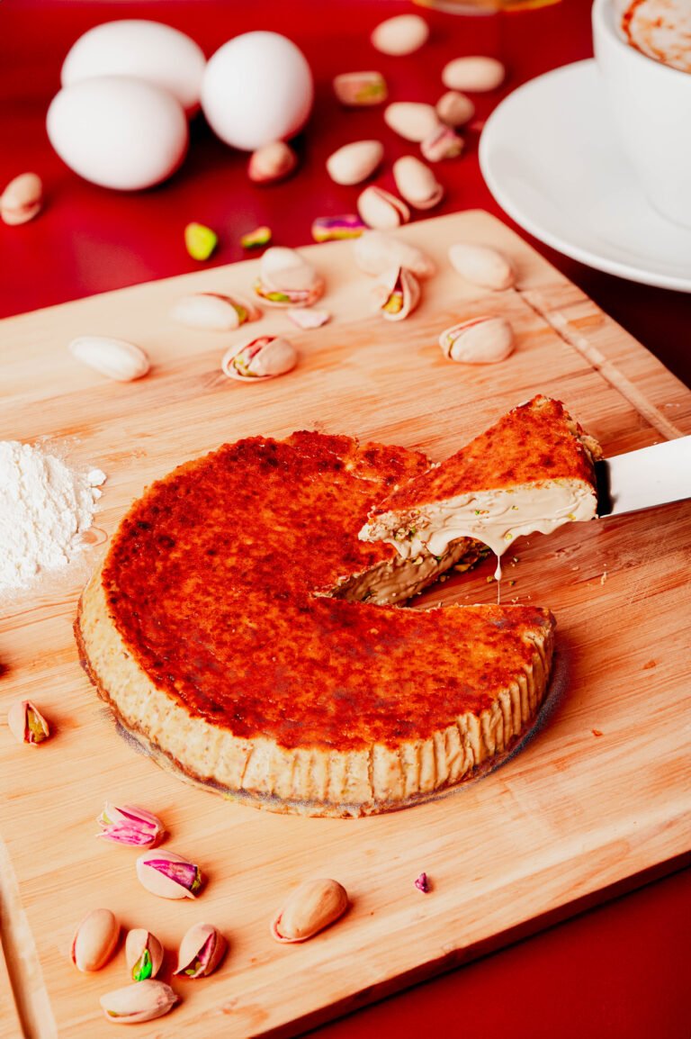 Tarta de queso horneada con pistachos y huevos al fondo