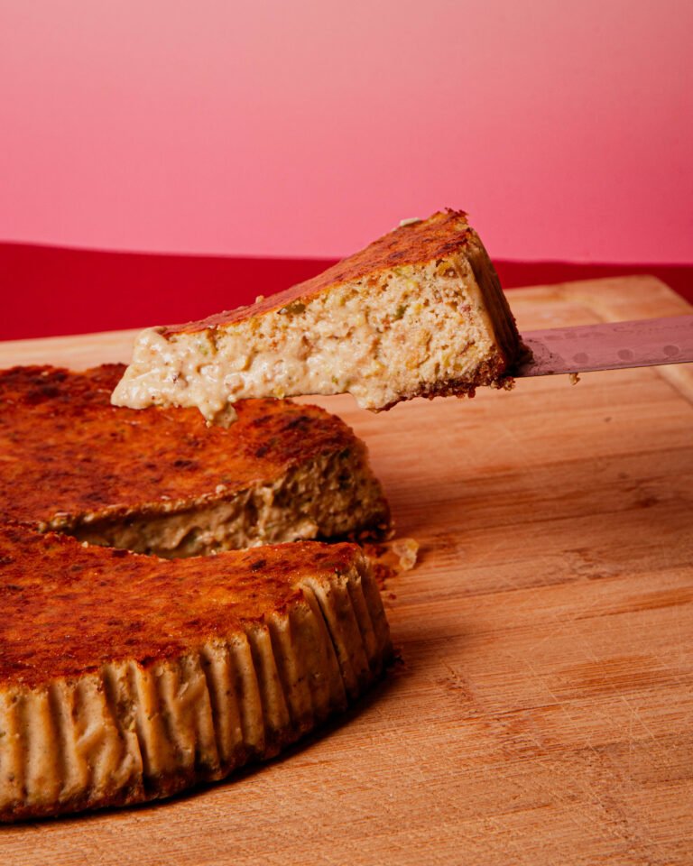 Tarta de queso en una tabla de madera con una porción cortada