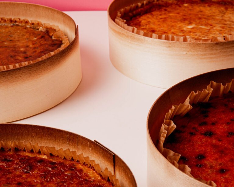 Tartas de queso individuales en moldes de papel