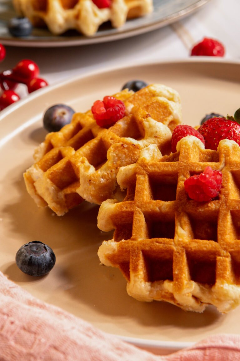 Gofres con frutos rojos sobre un plato