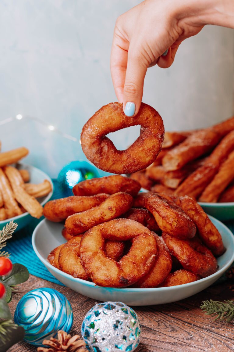 Mano sosteniendo una rosquilla de churro