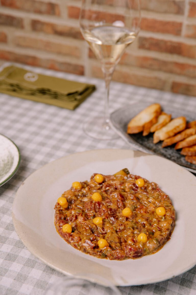 Plato de arroz con tropezones acompañado de pan