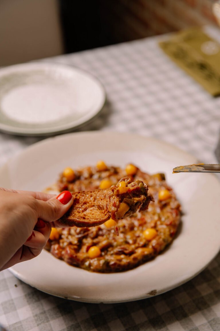 Guiso servido en un plato sobre un mantel de cuadros