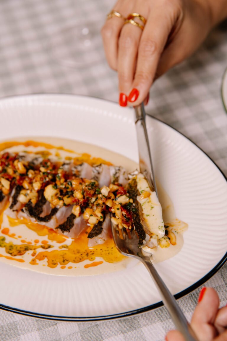 Plato de atún sellado servido con cubiertos