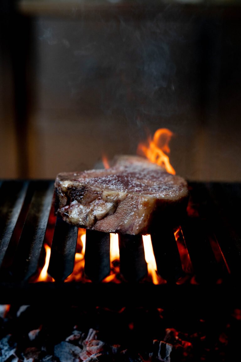 Chuletón sobre una parrilla de brasas