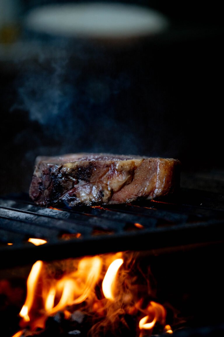 Carne a la parrilla con brasas encendidas