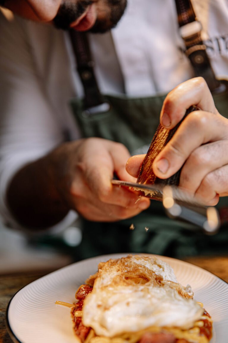 Chef emplatando con pinzas un plato en el restaurante