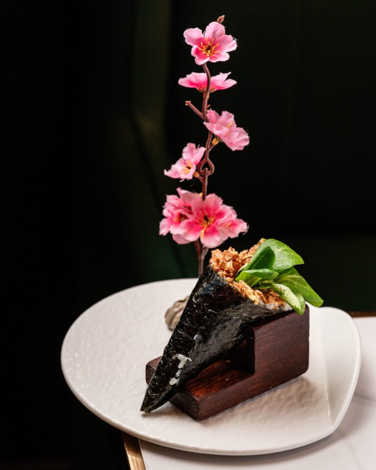 Temaki con una rama de flor de cerezo decorativa