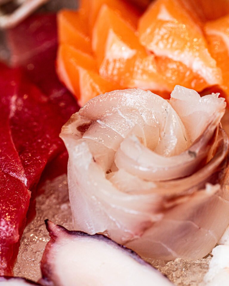Detalle de sashimi de salmón y atún