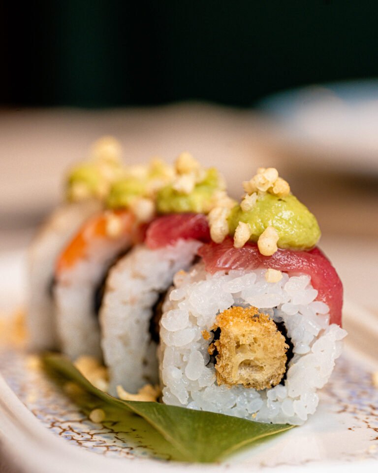 Maki de atún y aguacate sobre una hoja de plátano