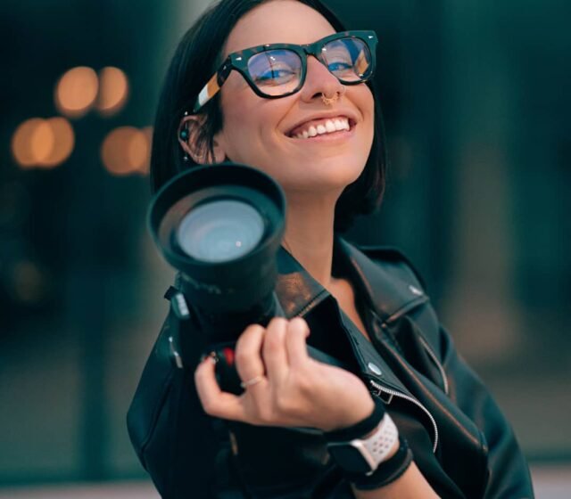 Mar Aranda, fotógrafa de AMAE, sonriendo con su cámara