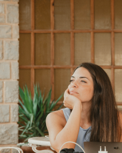 Retrato de una emprendedora trabajando con su portátil junto a una ventana