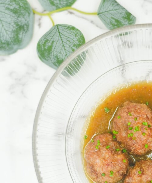 Albóndigas en caldo servidas en un plato de cristal