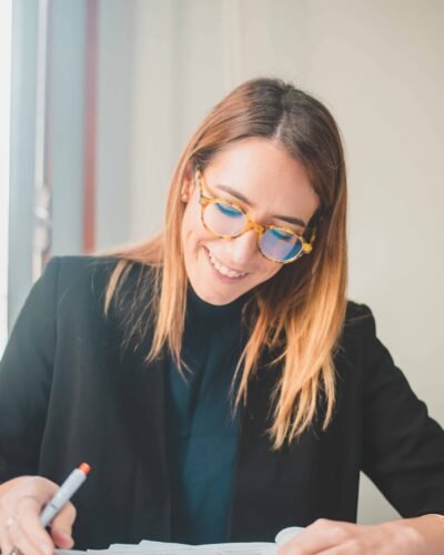 Retrato corporativo de una profesional firmando documentos en su oficina, Valencia