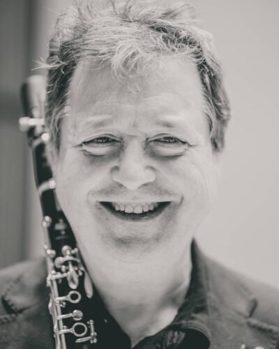 Retrato en blanco y negro de un músico con clarinete