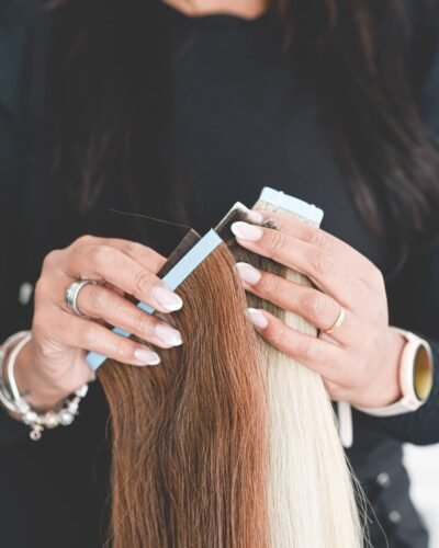 Peluquera trabajando un mechón de cabello