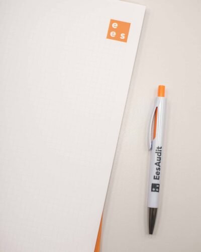 Papelería corporativa de EosAudit: carpeta y bolígrafo con logotipo