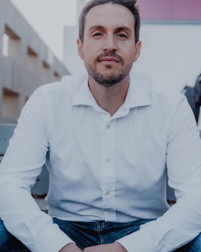 Retrato corporativo de un profesional con camisa blanca en exterior, Valencia