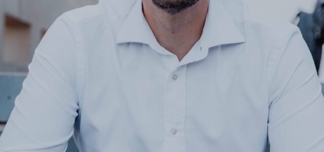 Retrato corporativo de un profesional con camisa blanca en exterior, Valencia