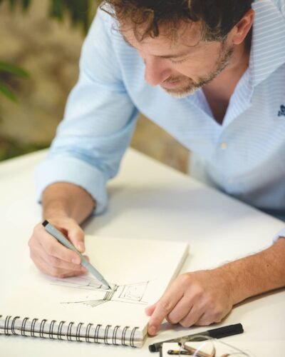 Diseñador dibujando un boceto en su cuaderno