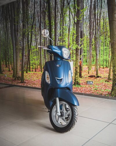 Scooter azul expuesto en una tienda