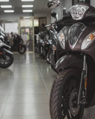 Motos expuestas en un concesionario