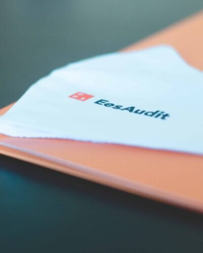 Carpeta y mascarilla con el logotipo de EosAudit, fotografía de marca corporativa