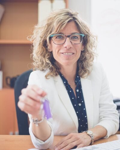 Retrato corporativo de una directiva con gafas en su despacho