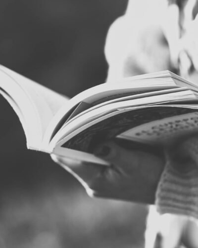 Persona hojeando un libro, fotografía de ambiente en blanco y negro