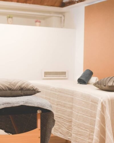 Sala de tratamiento de un centro de estética con camilla