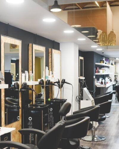 Interior de una peluquería moderna con espejos y puestos de trabajo