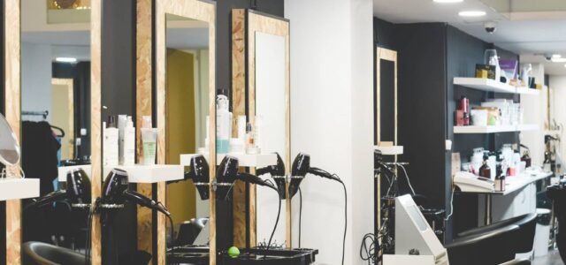 Interior de una peluquería moderna con espejos y puestos de trabajo