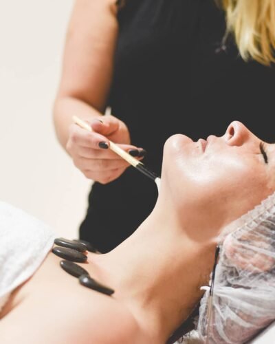 Esteticista realizando un tratamiento facial en un centro de estética